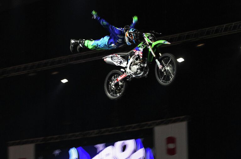 Участник мотошоу Nitro Circus Live во время выступления