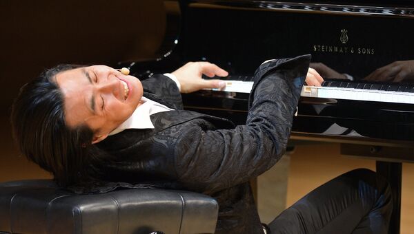 Пианист Янг-ки Джо во время музыкально-комедийного шоу А теперь Моцарт