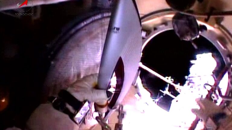 Олимпийский факел впервые в истории вынесли в открытый космос. Архивное фото Олимпийский факел впервые в истории вынесли в открытый космос. Архивное фото