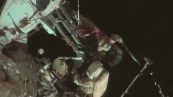 Космонавты позировали камерам с олимпийским факелом за бортом МКС