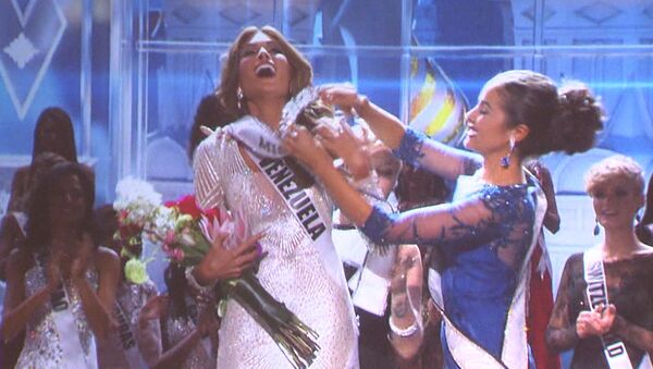 Мисс Вселенная-2013 едва не уронила на пол корону во время награждения