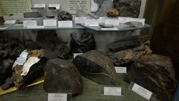 Витрина с метеоритами в Центральном сибирском геологическом музее
