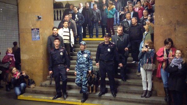 Хор МВД устроил флэшмоб в метро ко Дню полиции