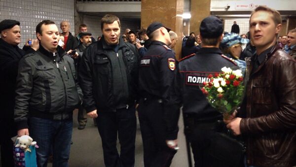 Замаскированные участники хора МВД России во время флешмоба в метро ко Дню полиции
