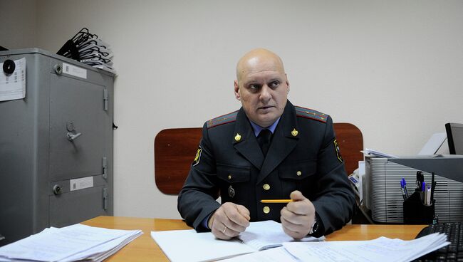 Красноярский участковый Виктор Мясоедов на своем рабочем месте, событийное фото