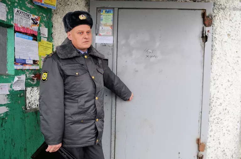 Красноярский участковый Виктор Мясоедов обходит квартиры в своем районе Красноярский участковый Виктор Мясоедов обходит квартиры в своем районе