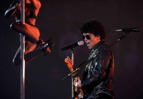 Американский певец Bruno Mars выступает на церемонии вручения музыкальной премии MTV Europe Music Awards