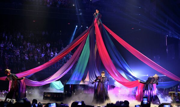 Американская певица Кэти Перри выступает на церемонии вручения музыкальной премии MTV Europe Music Awards