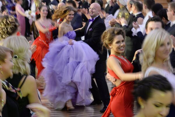 Гости танцуют на первом Кремлевском церемониальном балу, посвященном 400-летию династии Романовых,