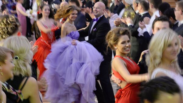 Гости танцуют на первом Кремлевском церемониальном балу, посвященном 400-летию династии Романовых,