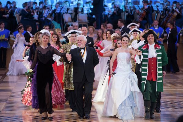 Гости на первом Кремлевском церемониальном балу, посвященном 400-летию династии Романовых