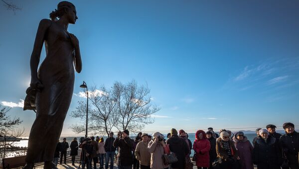 Памятник песенной героине Катюше торжественно открыли во Владивостоке.Фото с места события