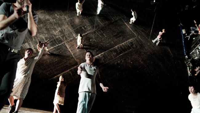 Сцена из спектакля Там за дверью