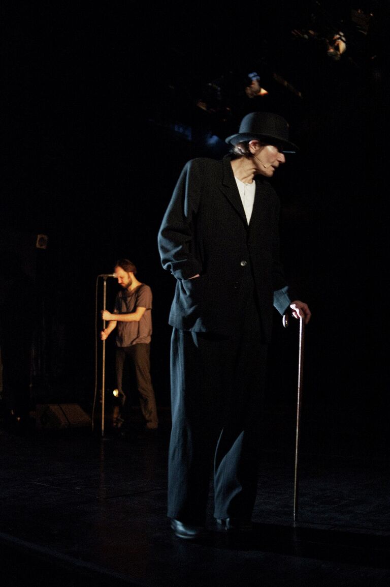 Сцена из спектакля Там за дверью