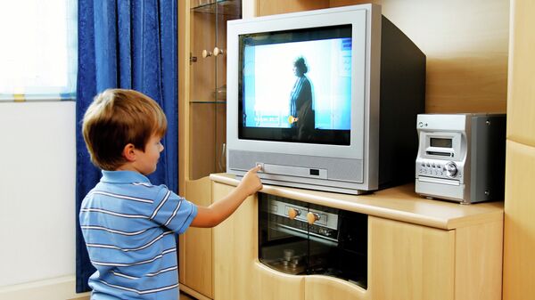 Ребенок смотрит телевизор. Архив
