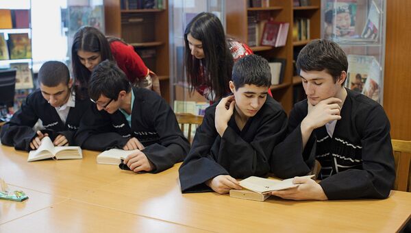 Ученики школы № 1650 в библиотеке.