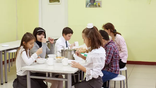 Школьники в столовой.