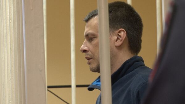 Обвиняемый в убийстве жены Кабанов игнорировал вопросы журналистов в суде