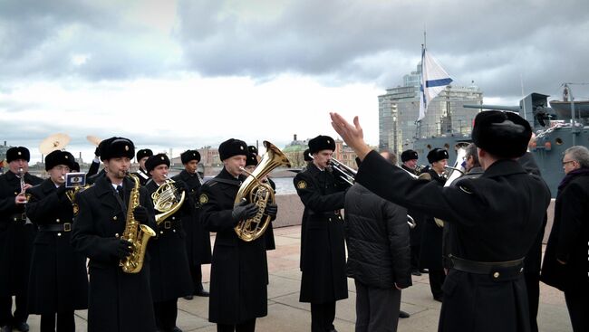 Во время церемонии памяти павших на фронтах Первой мировой войны на крейсере Аврора Во время церемонии памяти павших на фронтах Первой мировой войны на крейсере Аврора