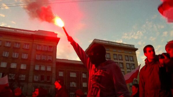 Участники националистического марша жгли файеры у посольства РФ в Варшаве