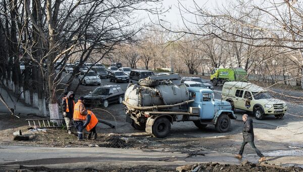 Прорыв канализации во Владивостоке стал причиной серьезной пробки. Фото с места события