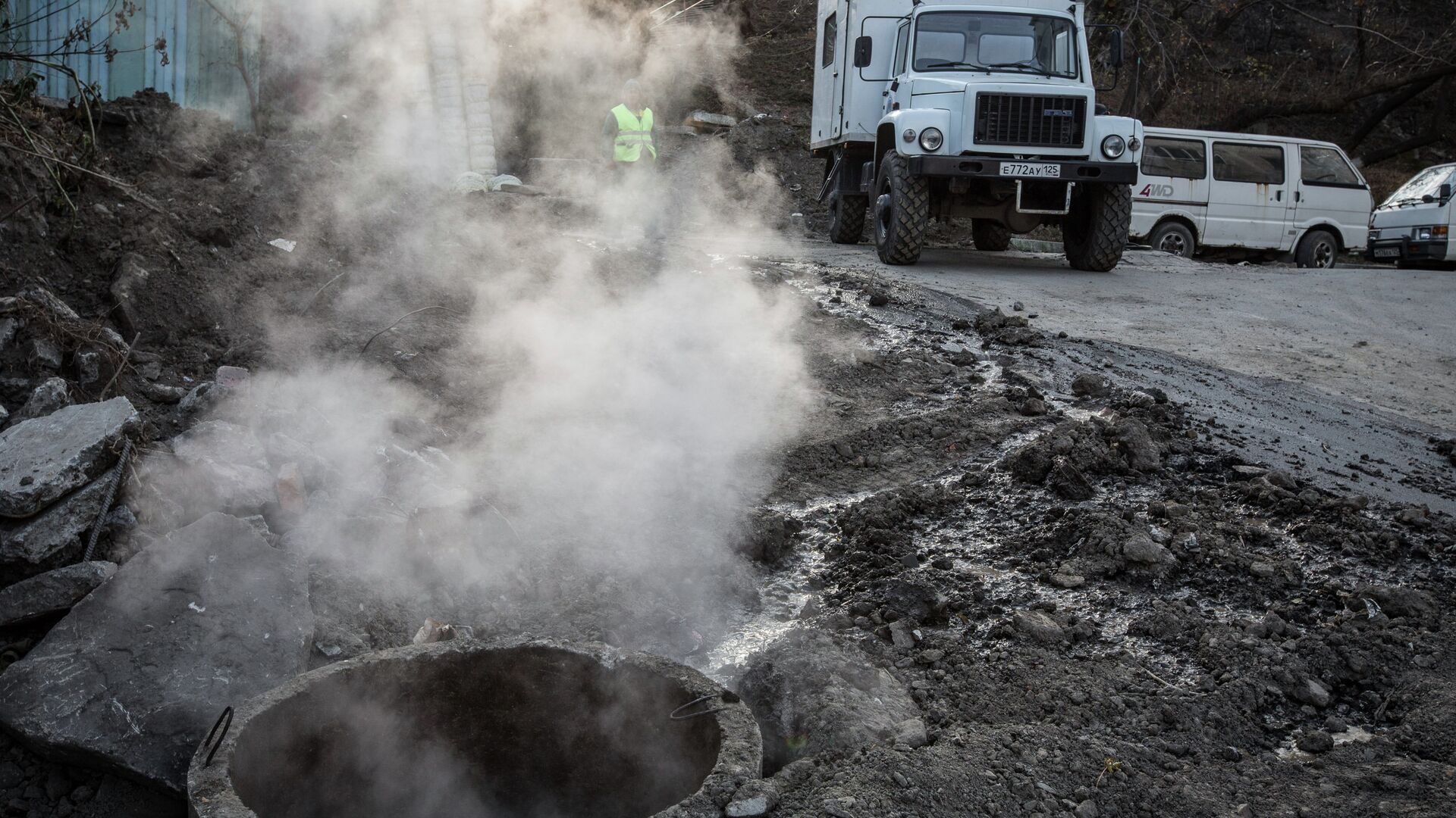 Прорыв канализации во Владивостоке стал причиной серьезной пробки - РИА Новости, 1920, 26.01.2023