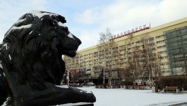 Гостиница Красноярск на Театральной площади города, архивное фото