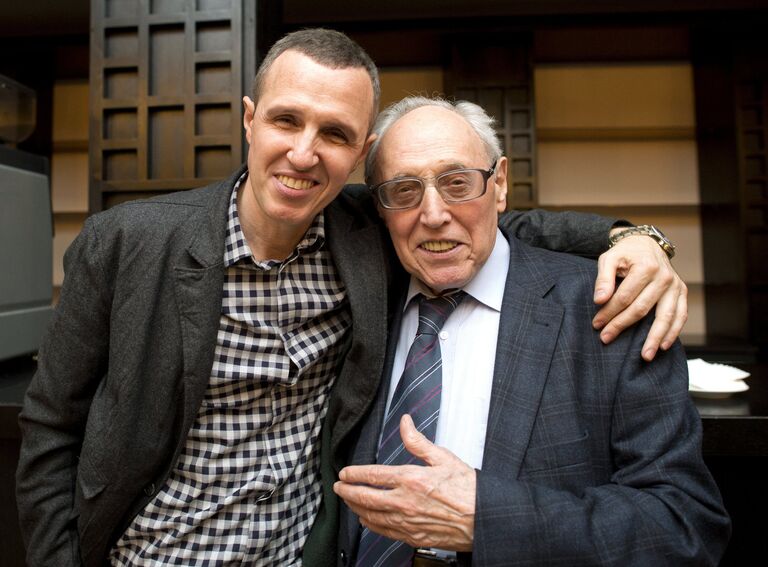 Актер Игорь Верник со своим отцом Эмилем Григорьевичем Верником на праздновании 70-летия Школы-студии МХАТ