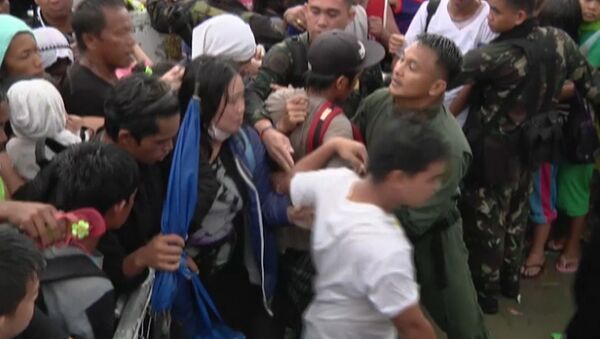 Филиппинцы с криками прорывались к самолетам, чтобы покинуть зону бедствия
