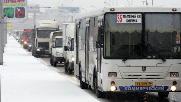 Заторы на дорогах Новосибирска из-за снегопада, событийное фото