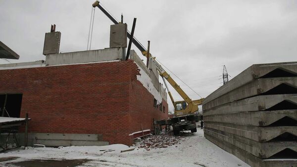 Стена обрушилась на стройке в Новосибирске, событийное фото