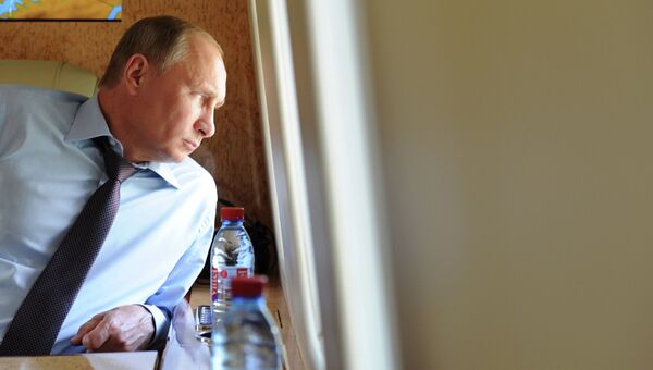 Президент РФ Владимир Путин в салоне вертолета. Архивное фото