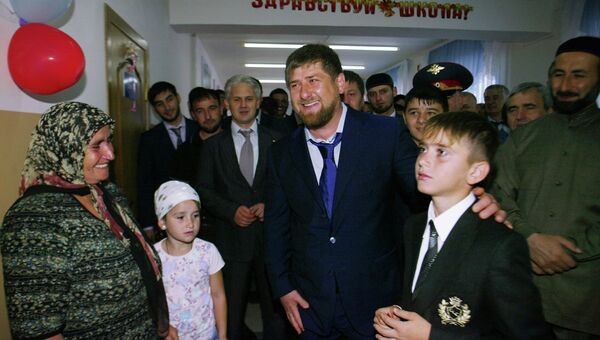 Президент Чечни Рамзан Кадыров во время посещения открывшейся 1 сентября школы № 2 в селе Центорой в Чеченской Республике. Архивное фото