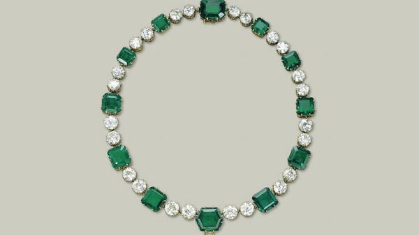 Ожерелье Cartier с двенадцатью изумрудами и двадцатью четырьмя бриллиантами