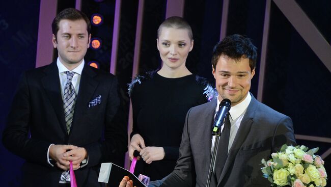 Победитель в номинации Мужчина года Данила Козловский, актриса Екатерина Вилкова и режиссер Резо Гигинешвили на церемонии вручения премии Женщина года GLAMOUR 2013