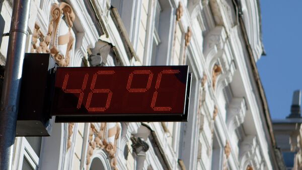 Уличный термометр показывает плюс 46 градусов по Цельсию, архивное фото