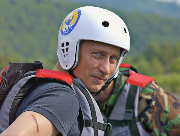 Президент РФ Владимир Путин готовится к двухчасовому сплаву на рафтах по горной реке Чарыш