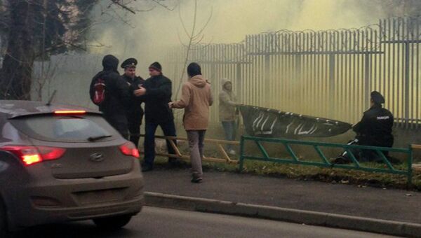 Сотрудники правоохранительных органов задерживают сторонников Другой России у здания посольства Польши в Москве. Фото с места события