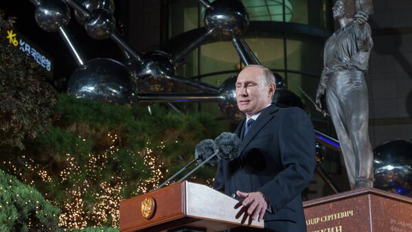 Владимир Путин принимает участие в церемонии открытия памятника А.С.Пушкину в Сеуле. Фото с места события