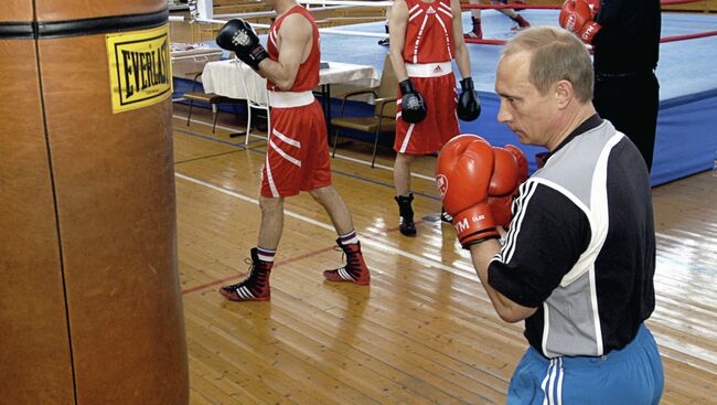 Владимир Путин на тренировочной базе сборной России по боксу. Архивное фото