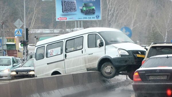 Маршрутная ГАЗель заскочила на отбойник на трассе под Новосибирском, событийное фото