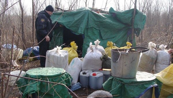 Сотрудники УФСКН прикрыли наркозавод в Амурской области. Фото с места события