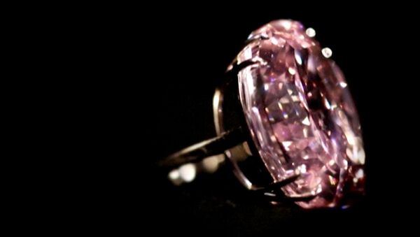 Полировщик из США купил за рекордную сумму самый большой розовый бриллиант
