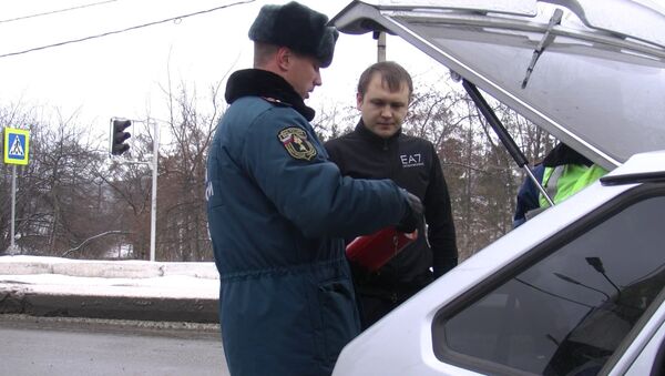 Сотрудники МЧС обучают красноярских водителей пользоваться огнетушителями