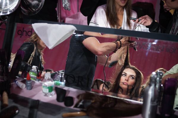 Модель готовится за кулисами во время показа Victoria's Secret Fashion Show