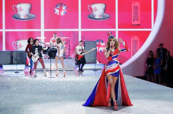 Певица Тейлор Свифт во время показа Victoria's Secret Fashion Show