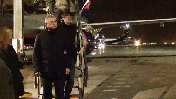 Подозреваемый во взятке мэр Астрахани М.Столяров доставлен в Москву. Фото с места события