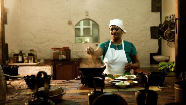 Женщина готовит национальное блюдо на Маврикии