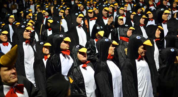 Самое большое количество людей, одетых пингвинами, в одном месте. Книга Рекордов Гиннеса