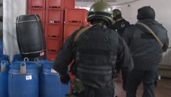 Полицейские накрыли подпольный цех, где тоннами подделывали икру